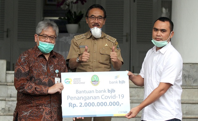 Bank bjb Serahkan CSR Rp 2 M untuk Perang Lawan Corona Bank bjb Serahkan CSR Rp 2 M untuk Perang Lawan Corona