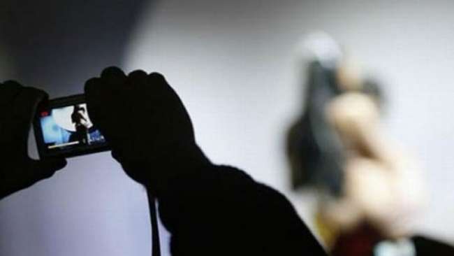 ABG 15 Tahun Melapor: Foto dan Video Syurnya Nyebar di Medsos ABG 15 Tahun Melapor: Foto dan Video Syurnya Nyebar di Medsos