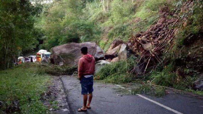 Jalur Garut-Pameungpeuk Putus! Batu Besar Tutupi Jalan