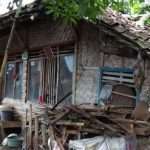 Melawan Maut! Nenek ini Tinggal di Rumah yang Nyaris Ambruk