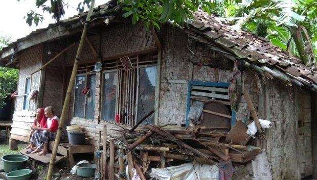 Melawan Maut! Nenek ini Tinggal di Rumah yang Nyaris Ambruk