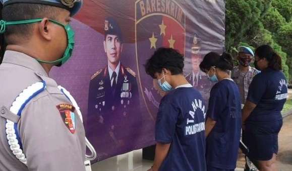 Meraka adalah Lesbi Pembunuh Sadis, 1 Masih Berusia 15 Tahun Meraka adalah Lesbi Pembunuh Sadis, 1 Masih Berusia 15 Tahun