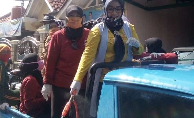 Lindungi Warganya dari Corona, Anggota DPRD Jabar ini Sampai Rela Menggendong Alat Semprot