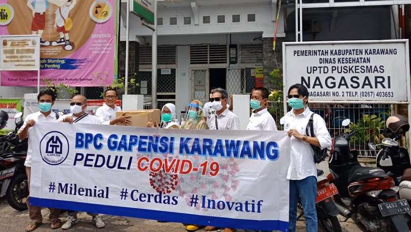 Gapensi Karawang Bagikan Ribuan Pelindung Muka ke Puskesmas dan Klinik