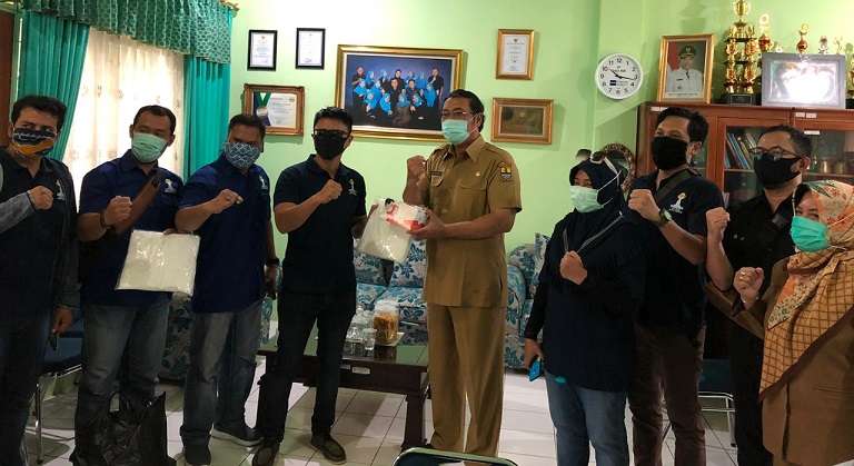 Usai Rapid Test, BPC HIPMI Kota Cirebon Serahkan Bantuan APD, "Diterima Kadinkes"