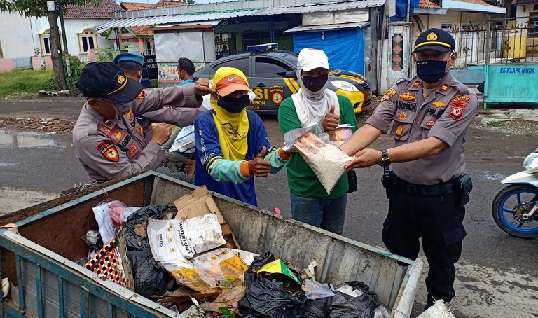 Peduli Warga Terimbas Corona, Kapolsek Pabedilan Bagi-Bagi Sembako Peduli Warga Terimbas Corona, Kapolsek Pabedilan Bagi-Bagi Sembako