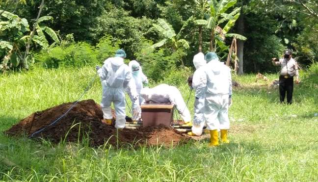 1 Warga Kab Cirebon Meninggal Dunia, Petugas Pemakaman Menggunakan APD Lengkap 1 Warga Kab Cirebon Meninggal Dunia, Petugas Pemakaman Menggunakan APD Lengkap