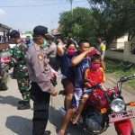 Putus Penyebaran Corona di Ciledug, Kapolsek Bersama Danramil dan Camat Bagikan Masker