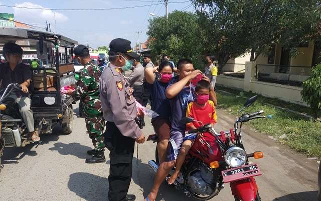 Putus Penyebaran Corona di Ciledug, Kapolsek Bersama Danramil dan Camat Bagikan Masker Putus Penyebaran Corona di Ciledug, Kapolsek Bersama Danramil dan Camat Bagikan Masker