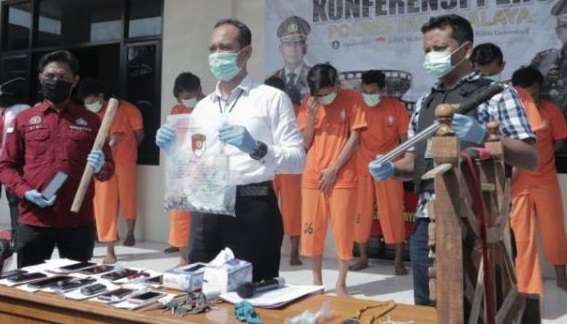 Het Dah! Social Distancing, Mereka Malah Asik Maen Judi