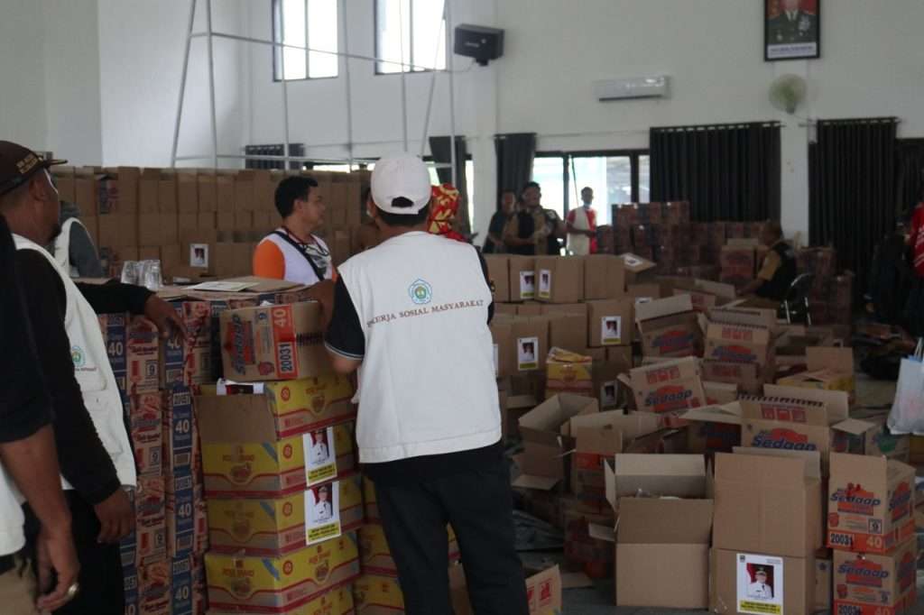 Polrestro Bekasi Berikan 1.720 Paket Sembako
