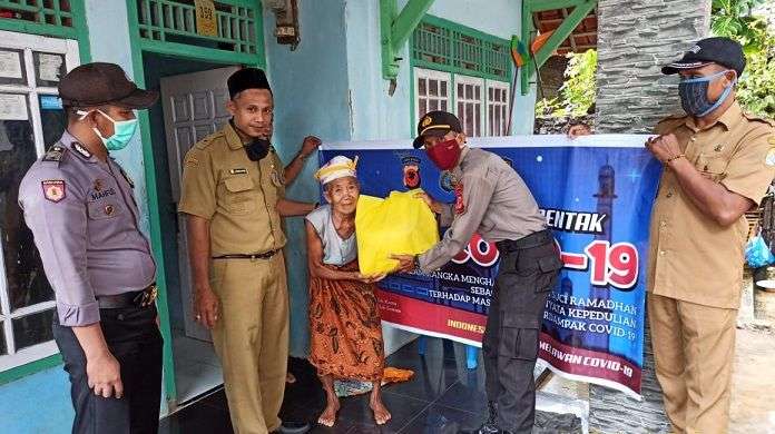 Kapolsek Babakan Blusukan, Bagikan Sembako pada Warga Kurang Mampu Kapolsek Babakan Blusukan, Bagikan Sembako pada Warga Kurang Mampu