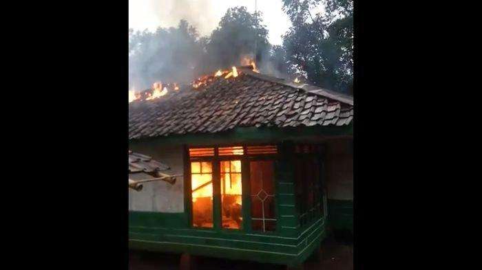 Seorang Anak Bakar Rumah Panggung Ortunya, "Gegara Tidak Dibelikan Motor"