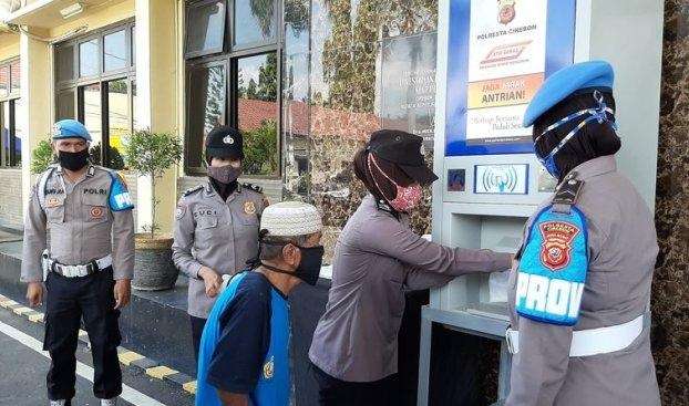 Polresta Cirebon Sediakan ATM Beras, "Ini untuk Warga dan Pekerja Informal Terdampak Corona" Polresta Cirebon Sediakan ATM Beras, "Ini untuk Warga dan Pekerja Informal Terdampak Corona"