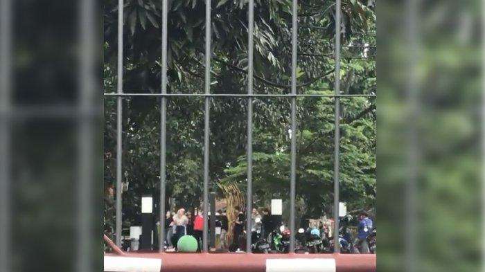 Aya Wae! Di Tengah Social Distancing, Sejumlah Orang ini Malah Berkerumun Bikin Tik tok