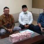 Wabup Karawang & Sang Penyumbang Serahkan Uang Semiliar ke Tim Gugus Tugas Covid 19