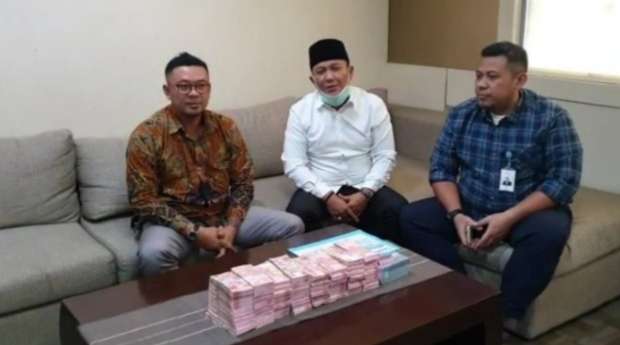 Wabup Karawang & Sang Penyumbang Serahkan Uang Semiliar ke Tim Gugus Tugas Covid 19 Wabup Karawang & Sang Penyumbang Serahkan Uang Semiliar ke Tim Gugus Tugas Covid 19