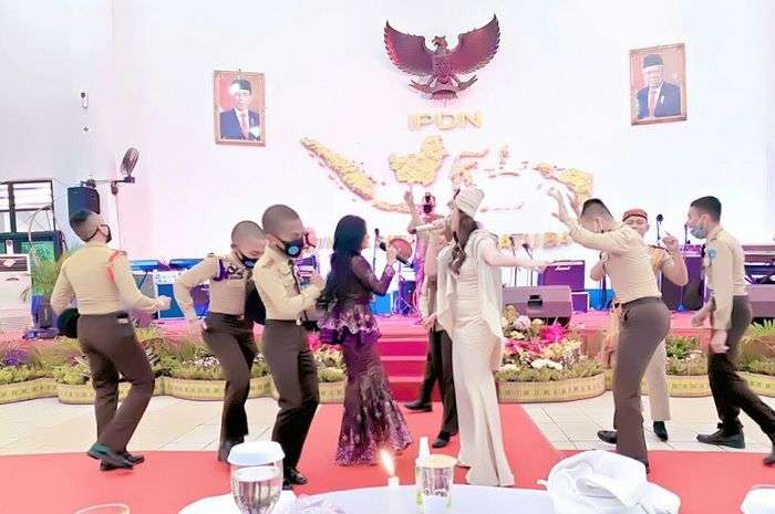 Di Tengah Corona, IPDN Gelar Halal Bihalal, "Praja Berjoget Ria Bareng Biduan" Di Tengah Corona, IPDN Gelar Halal Bihalal, "Praja Berjoget Ria Bareng Biduan"