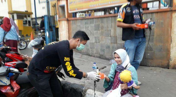 Ramadan Ini, GMBI Bagikan Ribuan Masker dan Takjil