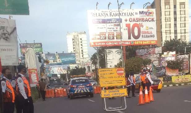 Video: PSBB, Jalan Tuparev Ditutup Video: PSBB, Jalan Tuparev Ditutup