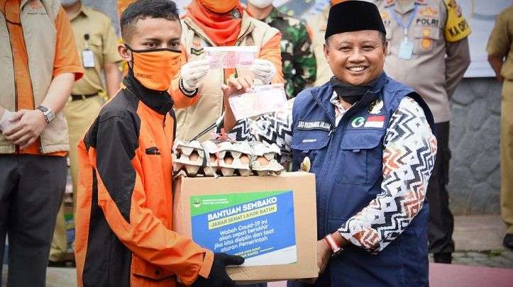 Wagub Lepas Distribusi Bansos Jabar di Garut