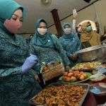 Gunakan Besek, Atalia Ridwan Kamil Apresiasi Dapur Umum di Pangandaran