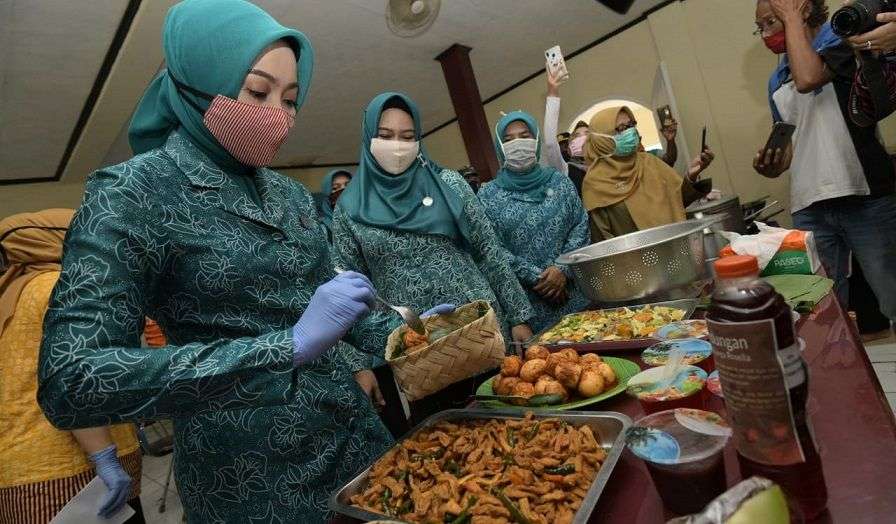 Gunakan Besek, Atalia Ridwan Kamil Apresiasi Dapur Umum di Pangandaran Gunakan Besek, Atalia Ridwan Kamil Apresiasi Dapur Umum di Pangandaran