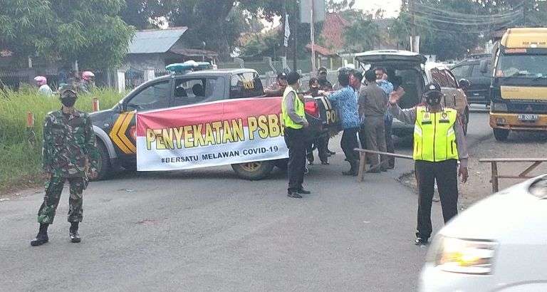 Ada Pemandangan Tak Biasa di Ruas Pangeran Sutajaya: Jalanan Ditutup, Dijaga Aparat