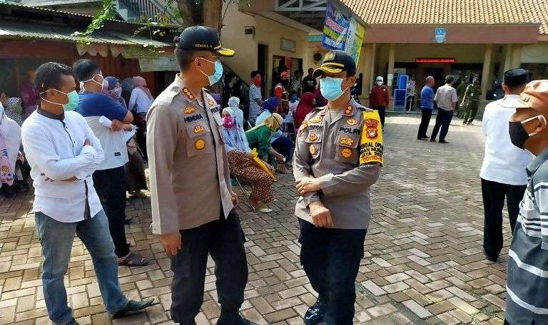 Kapolres Metro Bekasi Pantau Pembagian Bantuan BLT
