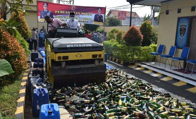 Jelang Lebaran, Polresta Cirebon Musnahkan Belasan Ribu Miras