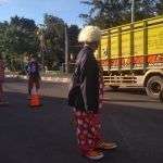 Weleh...Ada Badut di Check Point Lemahwungkuk, Ini yang Dilakukannya