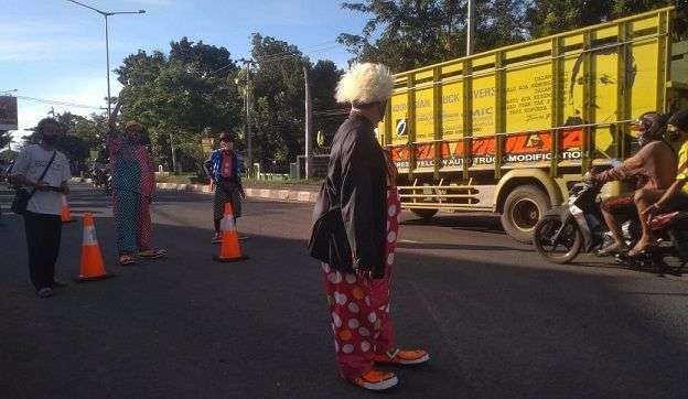 Weleh...Ada Badut di Check Point Lemahwungkuk, Ini yang Dilakukannya Weleh...Ada Badut di Check Point Lemahwungkuk, Ini yang Dilakukannya