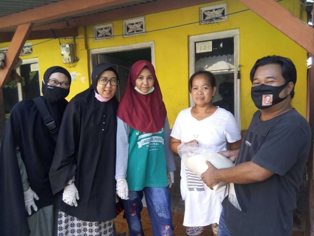 Ditengah Corona, Bang Aldi BKE Bagikan Beras ke Ratusan Warga Dompyong Kulon