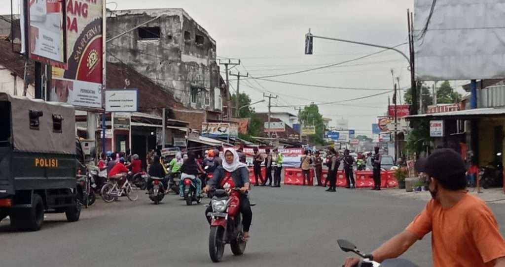 Jam Ngabuburit, Jalan di Ciledug & Palimanan Ditutup Jam Ngabuburit, Jalan di Ciledug & Palimanan Ditutup