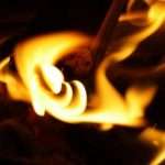 Ngeri! Seorang Wanita Dibakar Hidup-Hidup, Pelaku Diburu