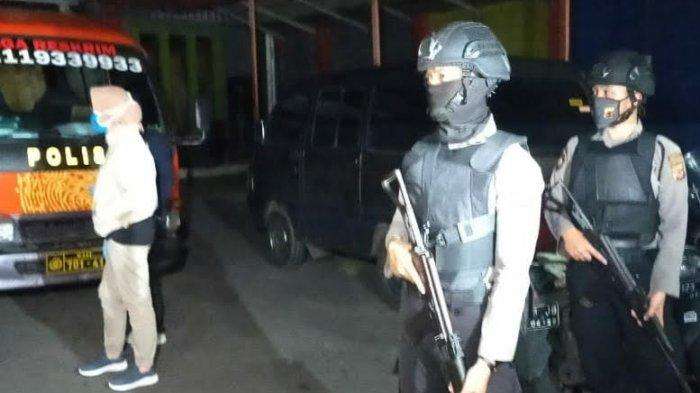 Densus 88 Temukan 28 Parang dan 6 Pisau Lempar di Tempat Futsal Milik Terduga Teroris