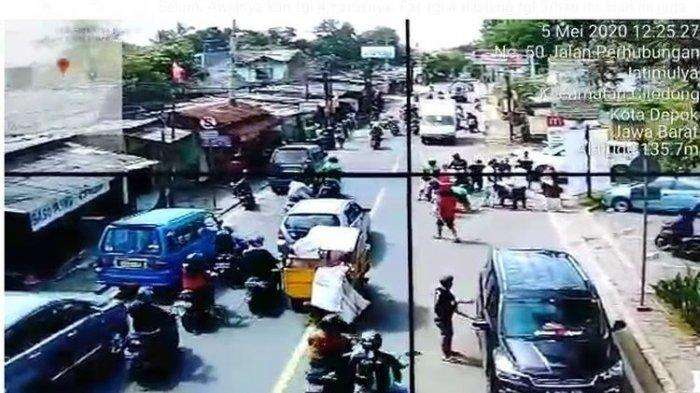 Perampok Beraksi di Keramaian, Pelaku Duel dengan Korban, Terekam CCTV dan Viral Perampok Beraksi di Keramaian, Pelaku Duel dengan Korban, Terekam CCTV dan Viral