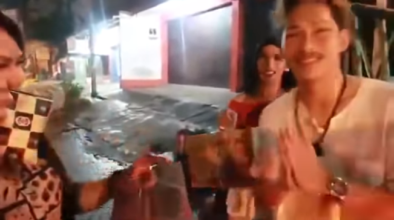 Youtuber Bandung Dicari Polisi! Nge-Prank Bagi-Bagi Sembako, Isinya Sampah dan Batu Youtuber Bandung Dicari Polisi! Nge-Prank Bagi-Bagi Sembako, Isinya Sampah dan Batu