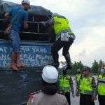 Pemudik Ngumpet di Truk Barang Kepergok Kapolda di Palimanan