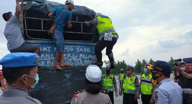 Pemudik Ngumpet di Truk Barang Kepergok Kapolda di Palimanan Pemudik Ngumpet di Truk Barang Kepergok Kapolda di Palimanan