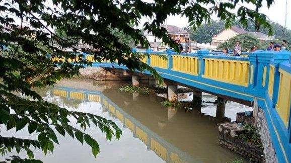 Tawuran, Seorang Pria Nekat Nyebur ke Sungai Cinangon Karawang, "Hilang Dah!"
