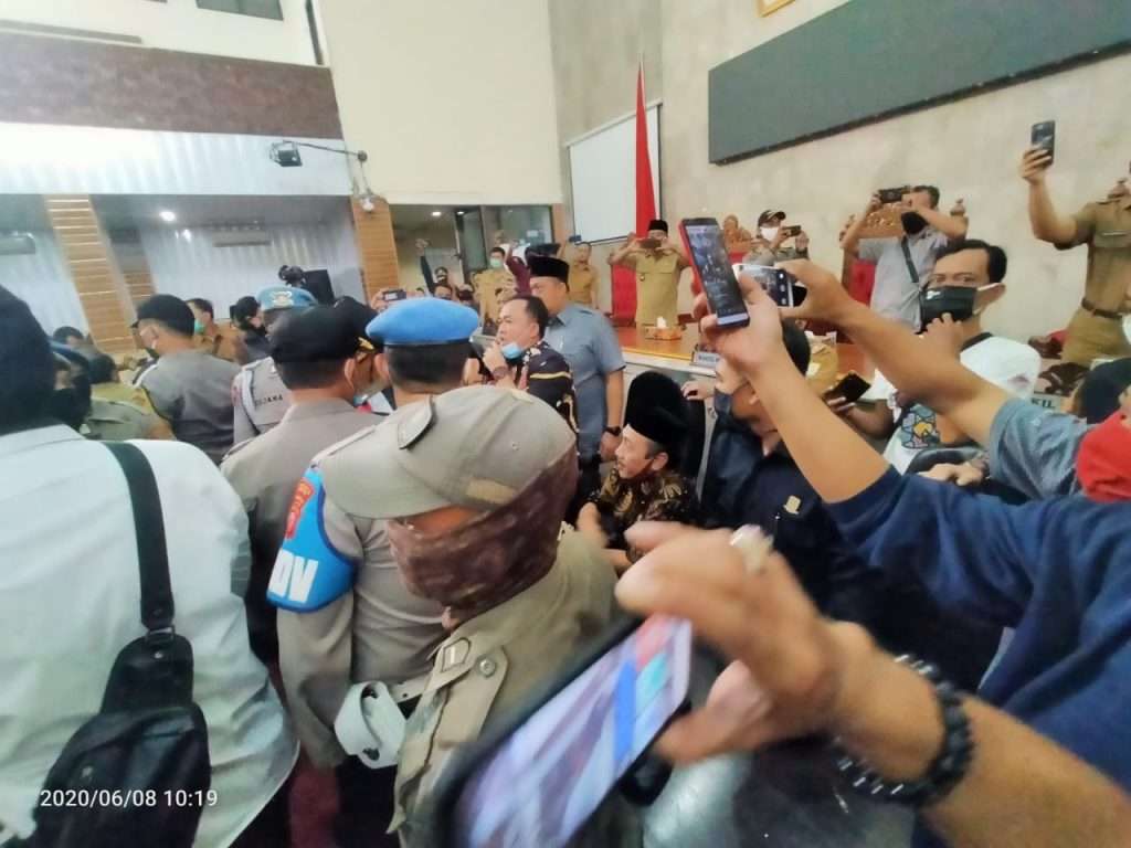 Terbawa Suasana Saat Aksi, Jadi Lupa Jaga Jarak deh