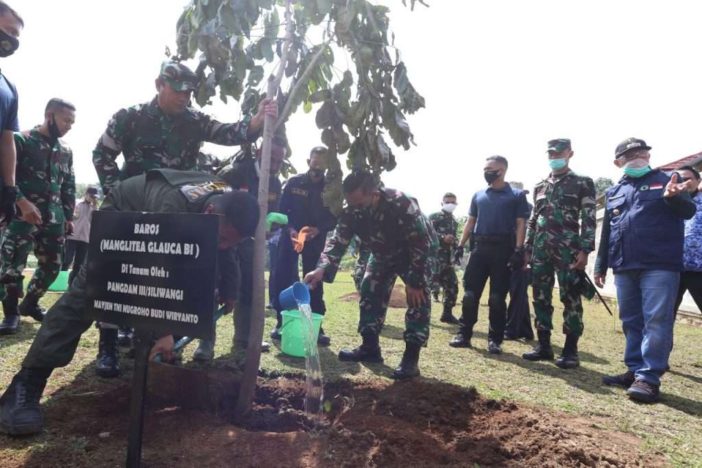 Pangdam III/Siliwangi Tanam Pohon Baros Di Posko Sektor 21 Satgas Citarum - Cimahi
