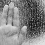 Seorang Ibu di Kab Cirebon Pukul dan Siram Anak Balitanya, Lalu Merekam, Memviralkannya di Medsos