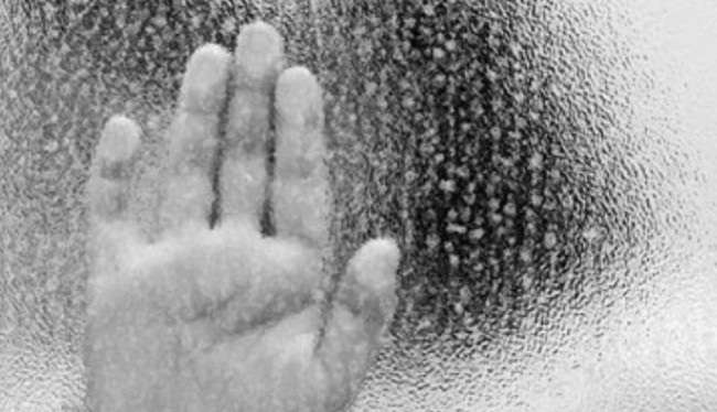 Seorang Ibu di Kab Cirebon Pukul dan Siram Anak Balitanya, Lalu Merekam, Memviralkannya di Medsos