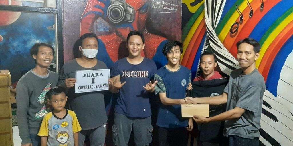 SP Band Serahkan Hadiah ke Para Pemenang Cover 'Pulihkan Negeriku'