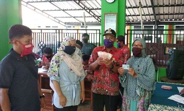 Pemdes Pakusamben Bagikan Dana BLT DD Pemdes Pakusamben Bagikan Dana BLT DD