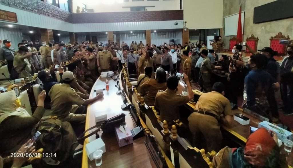 Protes Ratusan Kuwu di Gedung Dewan Kab Cirebon Ricuh! Tuntut Aan Mundur Protes Ratusan Kuwu di Gedung Dewan Kab Cirebon Ricuh! Tuntut Aan Mundur