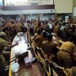 Protes Ratusan Kuwu di Gedung Dewan Kab Cirebon Ricuh! Tuntut Aan Mundur