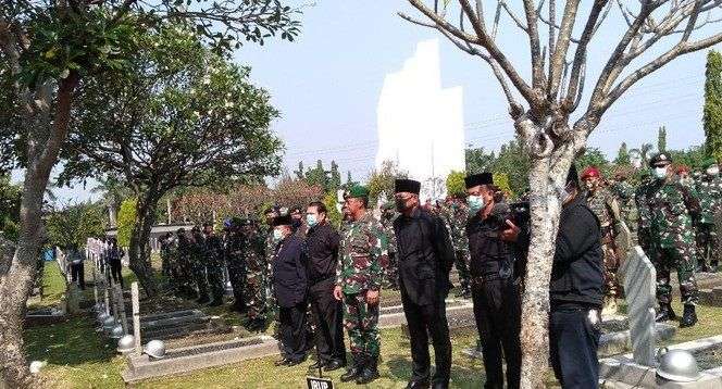 KSAD Pimpin Upacara Pemakaman Pramono Edhie, Dimakamkan di TMP Kalibata KSAD Pimpin Upacara Pemakaman Pramono Edhie, Dimakamkan di TMP Kalibata